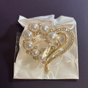 Elegant Gold and Pearl Heart Brooch